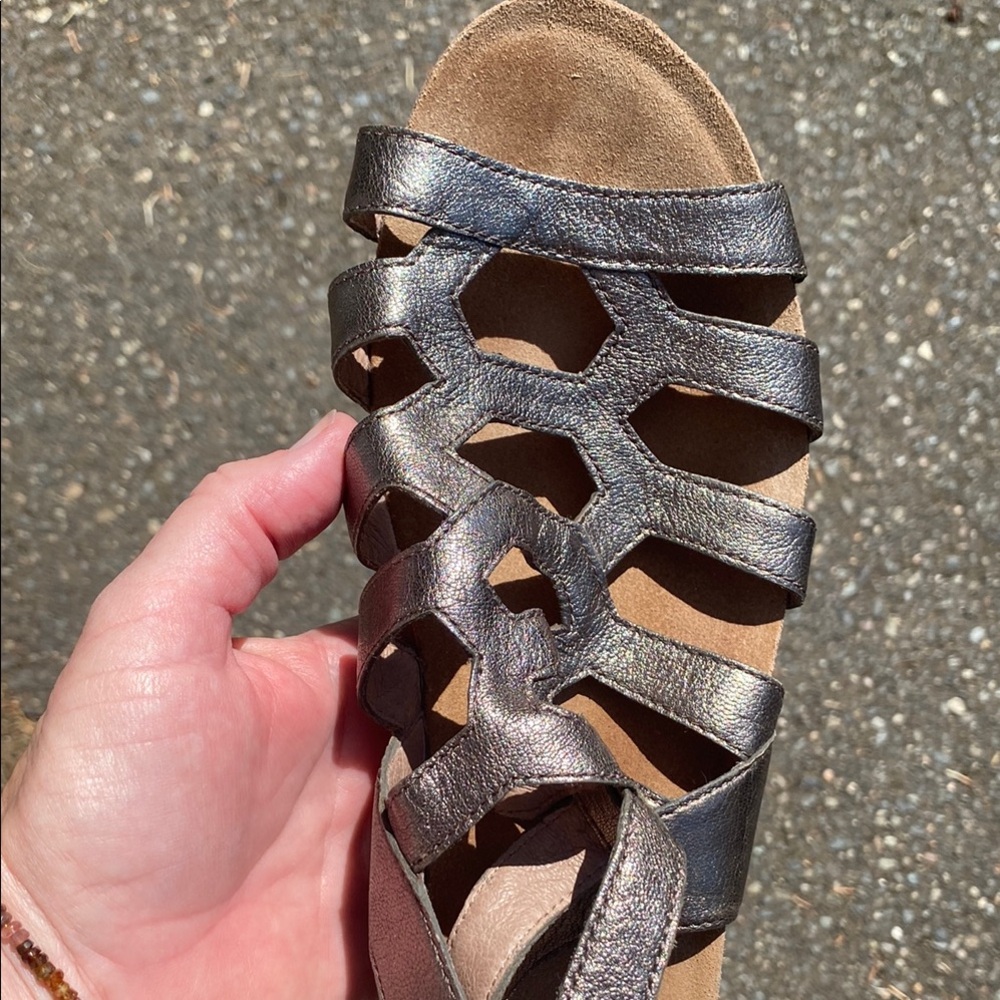 Women's Metallic Sandals - Picture 5 of 7